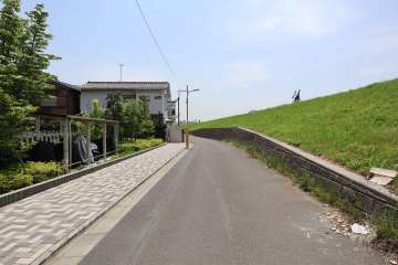 敷地西側の前面道路（北側から）