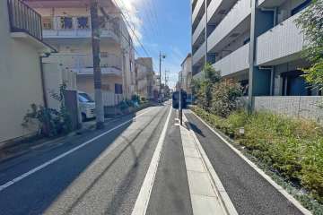 敷地東側の前面道路（北側から）
