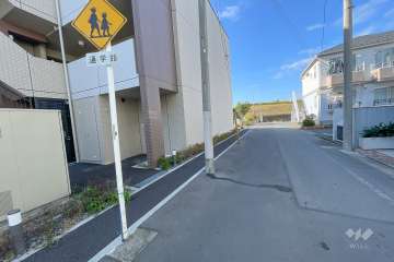 敷地北側の前面道路（東側から）