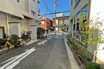 敷地北側の前面道路（東側から）