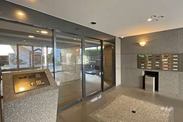 エントランスはオートロック付きです。