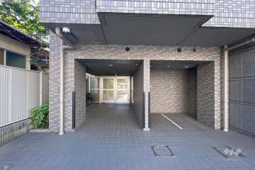 敷地内駐車場（屋内平面式）と駐輪場の出入り口