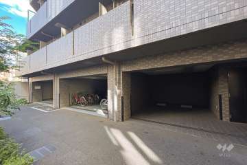 敷地内駐車場（屋内平面式）と駐輪場