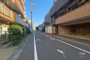 敷地北側の前面道路（西側から）