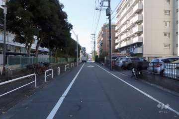 敷地南側の前面道路(東側から)