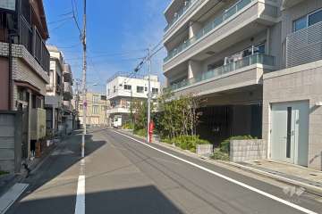 敷地西側の前面道路（南側から）