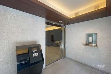 エントランスはオートロック付きです。