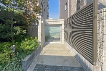 駐輪場出入口（オートロック付き）