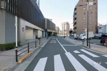 敷地北側の前面道路(西側から)