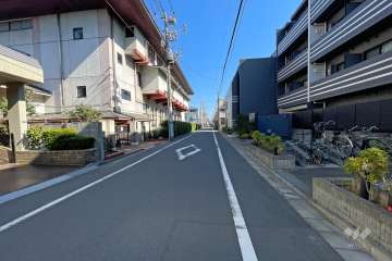 敷地北側の前面道路（西側から）