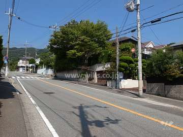前面道路は二車線のバス通りです。交通量はそれほど多くありません。