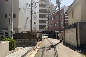 敷地南西側の前面道路（北西側から）