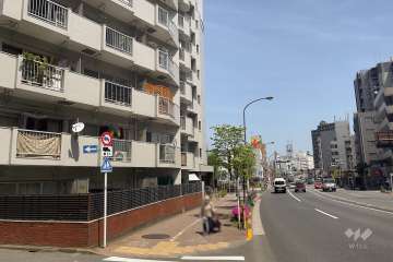 敷地南東側の前面道路（南西側から）