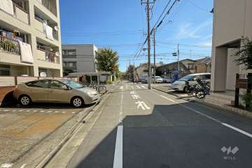 敷地南側の前面道路（西側から）