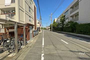 敷地東側の前面道路（南側から）