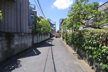 敷地北側の前面道路（東側から）