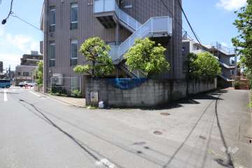 敷地北側の前面道路（東側から）