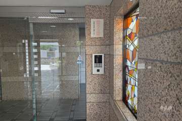 エントランスはオートロック付きです。