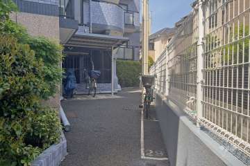 駐輪場へのアプローチ