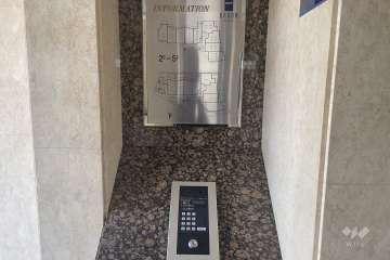 エントランスはオートロック付きです。