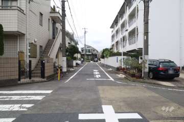 敷地南側の前面道路（東側から）