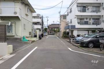 敷地西側の前面道路（南側から）