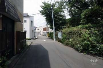 敷地東側の前面道路(北側から)