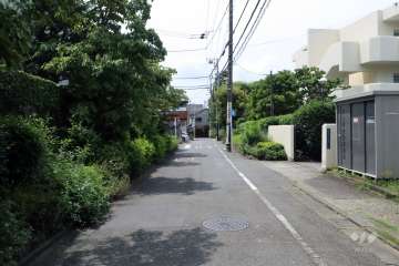 敷地東側の前面道路(南側から)