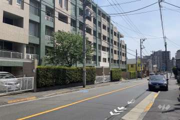 敷地南西側の前面道路（北西側から）