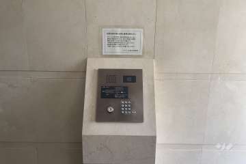 エントランスはオートロック付きです。