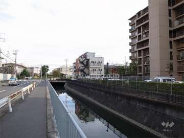 敷地の北側には鳴尾川が流れています。