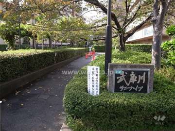 植栽に囲まれたエントランスアプローチ