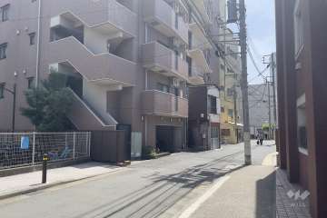 敷地西側の前面道路（北側から）
