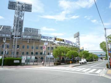 マンション西側には甲子園球場があります。