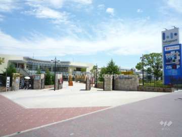 マンション南側にはららぽーと甲子園があります。