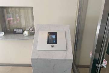 エントランスはオートロック付きです。