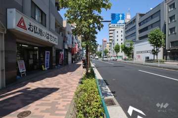 敷地南東側の前面道路(南西側から)