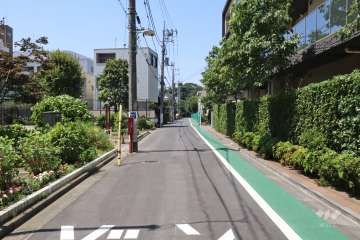 敷地南西側の前面道路(南東側から)