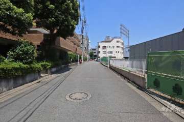 敷地南側の前面道路（西側から）