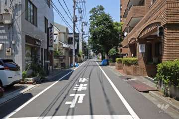 敷地西側の前面道路（南側から）