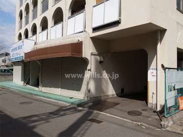 駐車場入口と店舗部分