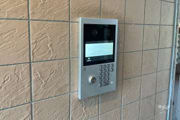 エントランスはオートロック付きです。