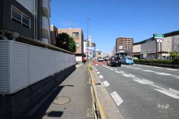 敷地東側の前面道路(南側から)