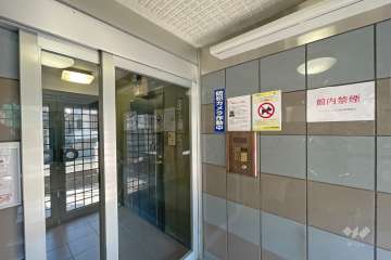 エントランスはオートロック付きです。