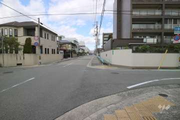 敷地西側の前面道路