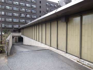 地下駐車場入り口（出口は別にあります。）