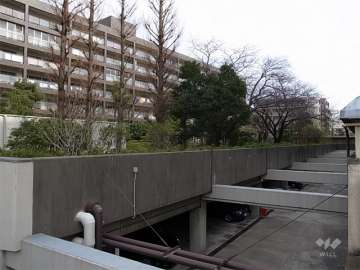 地下にある敷地入り口。駐車場の上部は緑豊かな緑地スペースになっています。