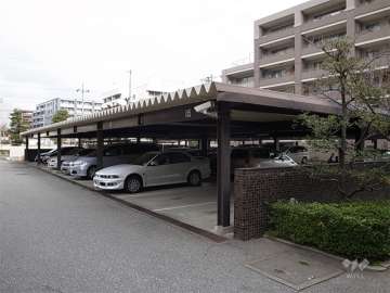 エントランス横の敷地内駐車場