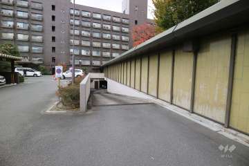 地下駐車場入り口