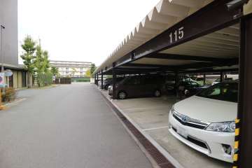 敷地内駐車場（屋外平面式　ルーフ付き）